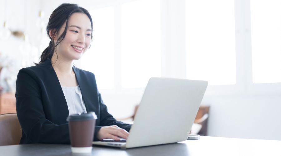 PCを使っている女性