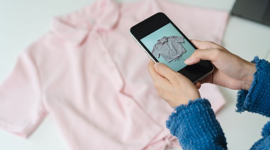 商品を撮影している様子