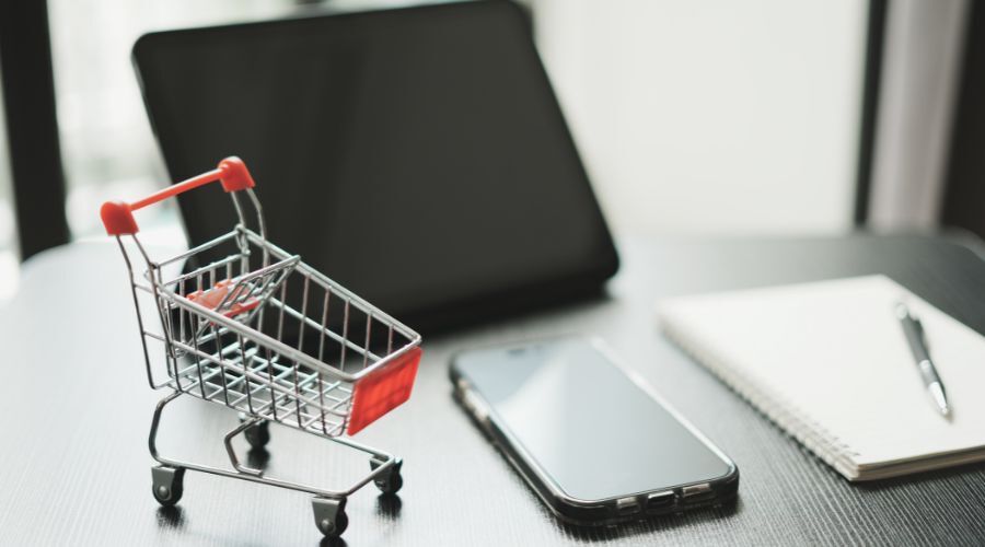 タブレットやスマホとカートのミニチュア