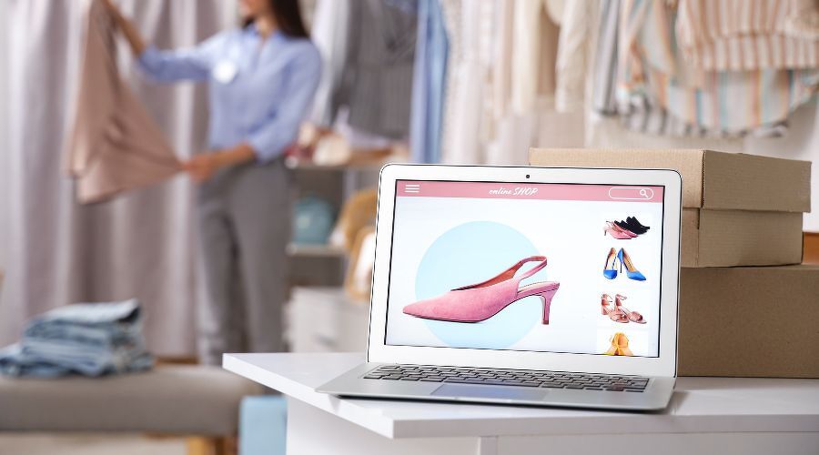 売れるものを探す女性のイメージ