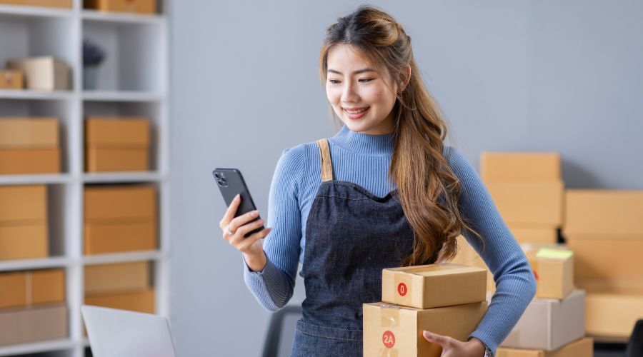 仕入れをする女性