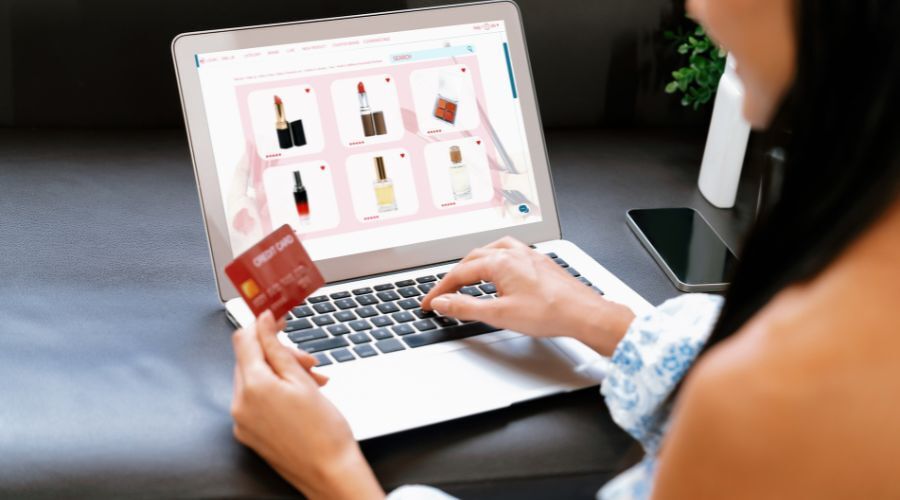 ネットショップで買い物しているイメージ