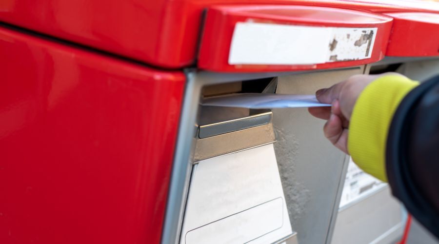 ポストに投函する様子