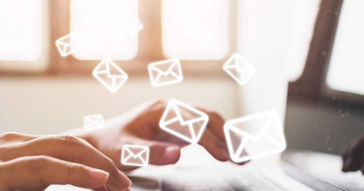 パソコンでメルマガを作成している様子