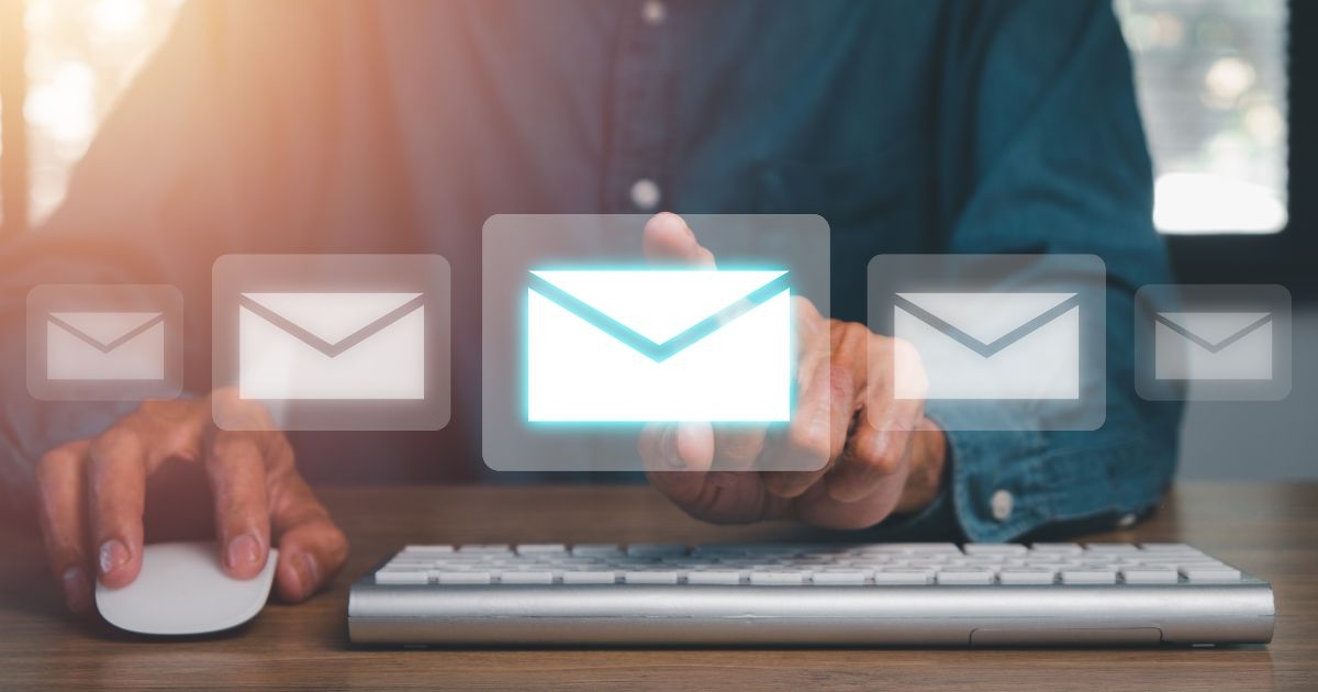 メールを選択する男性
