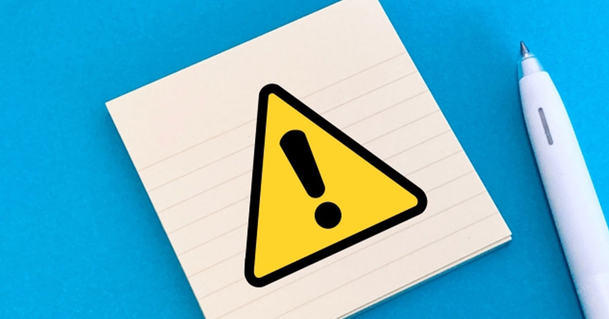 青い背景にエクスクラメーションマーク