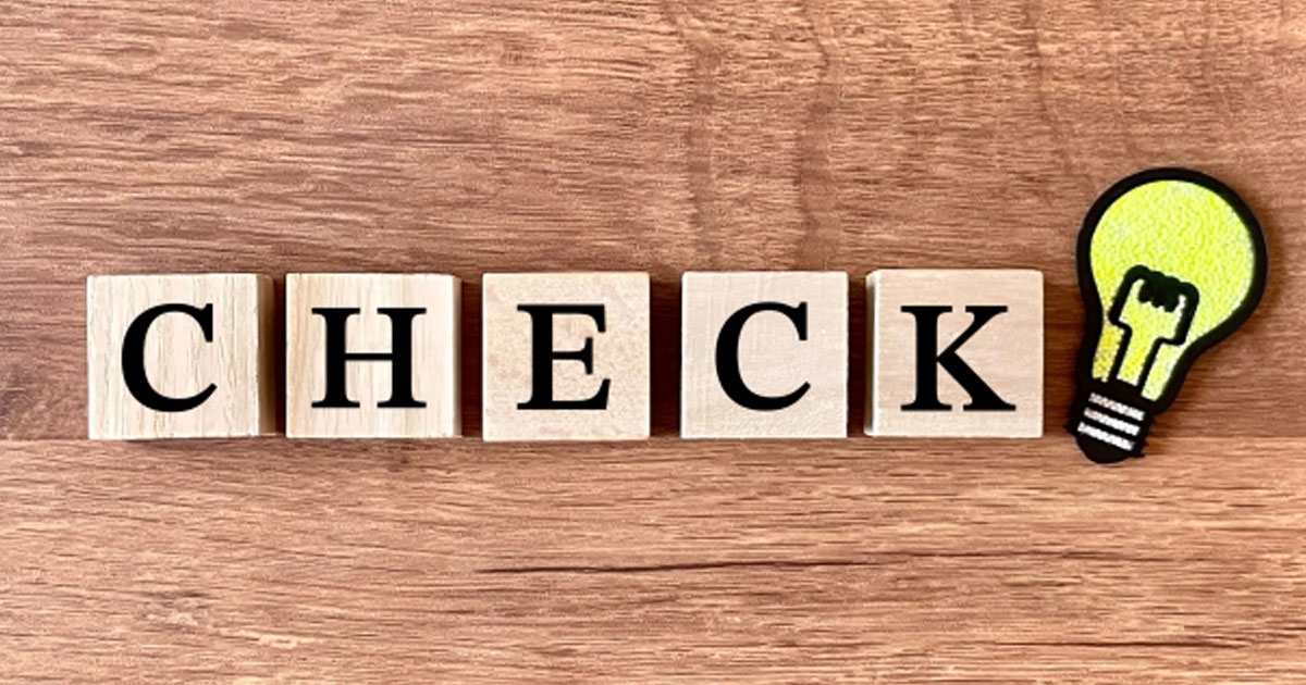 CHECKの文字と電球