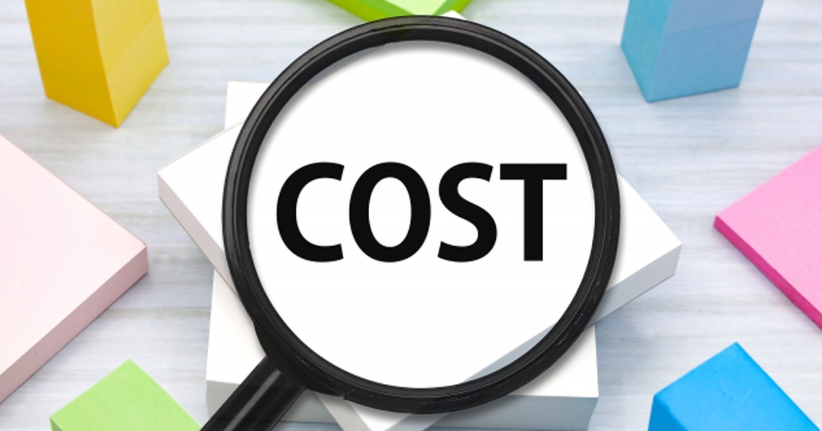 COSTの文字と黒いルーペ