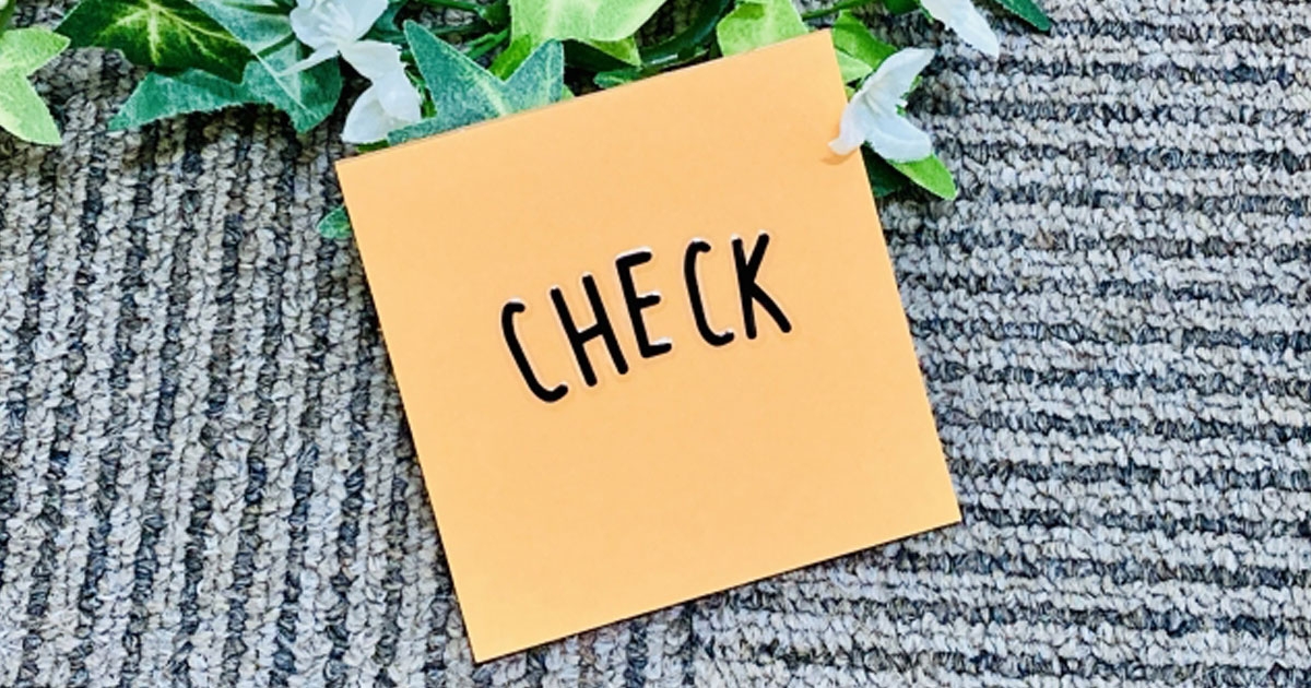 CHECKと書かれた紙と植物