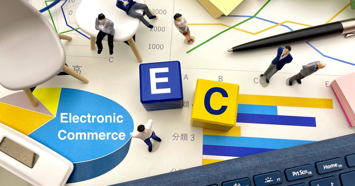 ECと書かれたボックスと人形