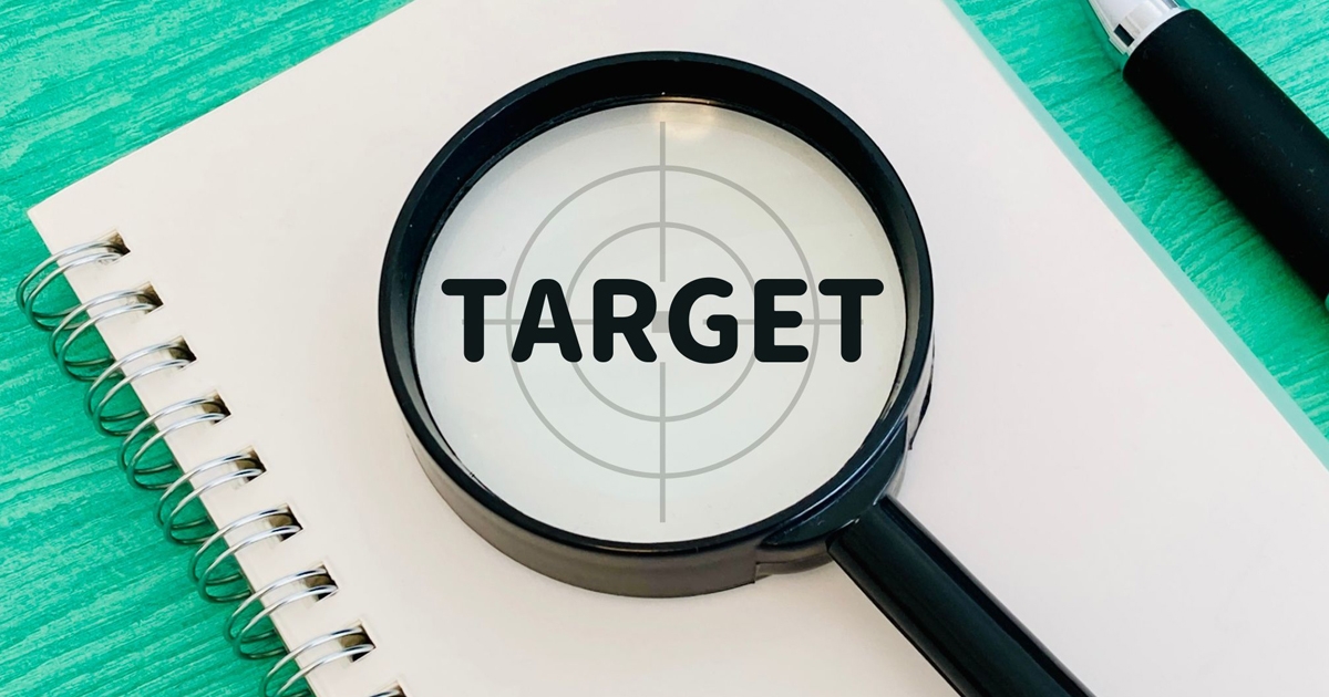 TARGETの文字と虫眼鏡とノート