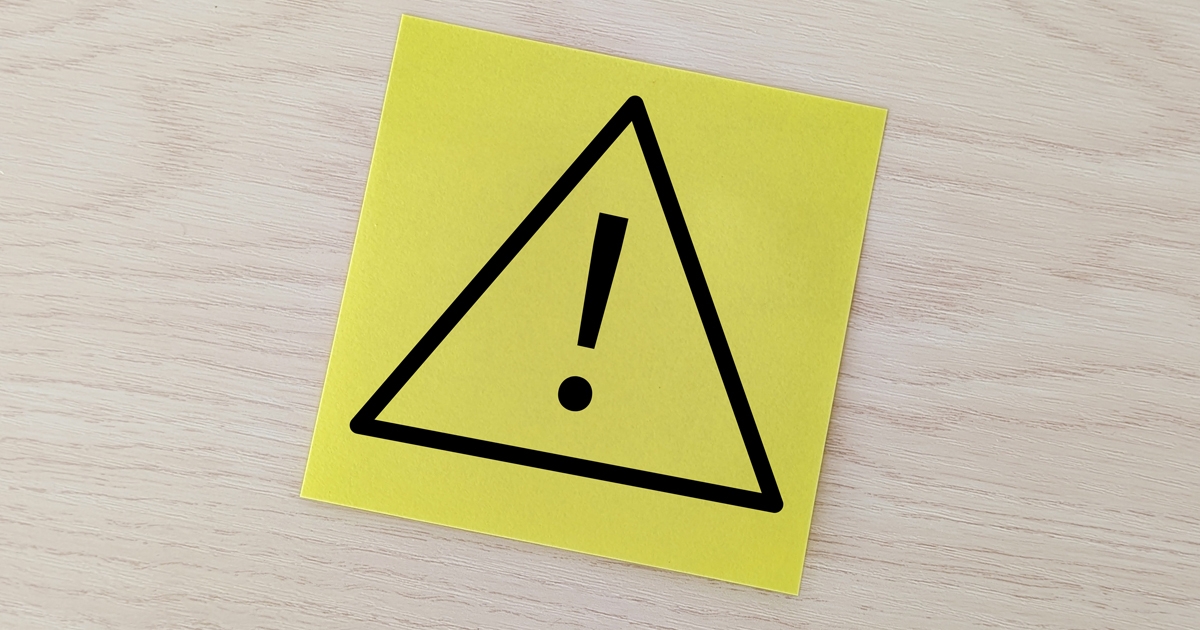 警告のマークが書かれた黄色いメモ
