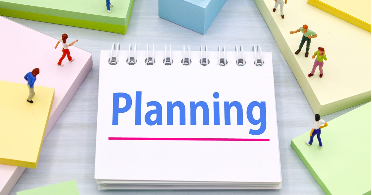 Planningと書かれたメモと人形