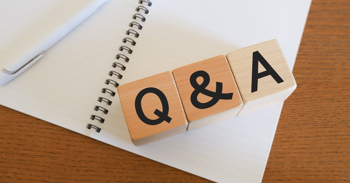 Q&Aと書かれたブロックとノート