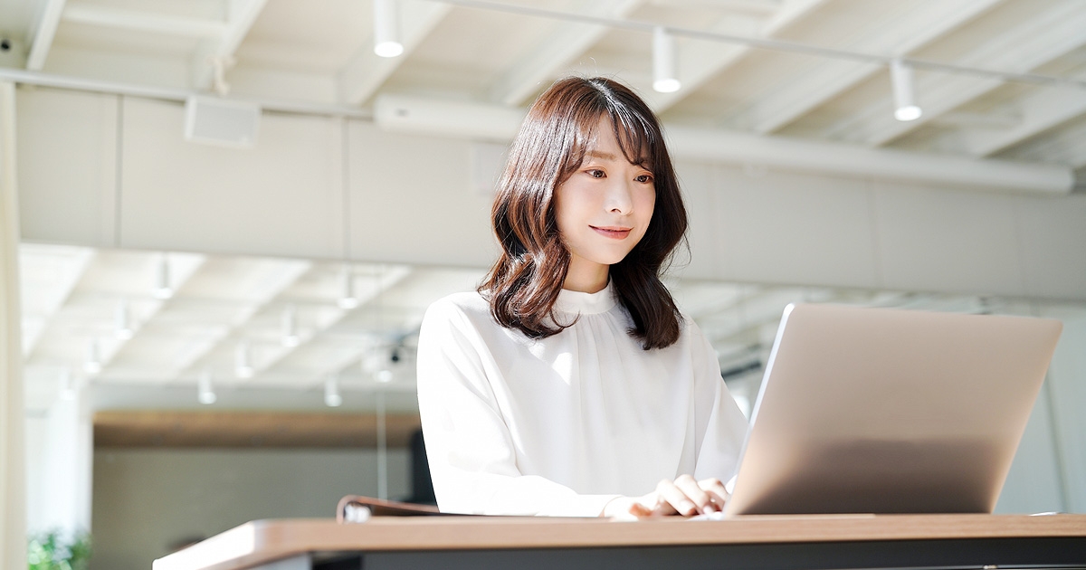 パソコンを操作する女性