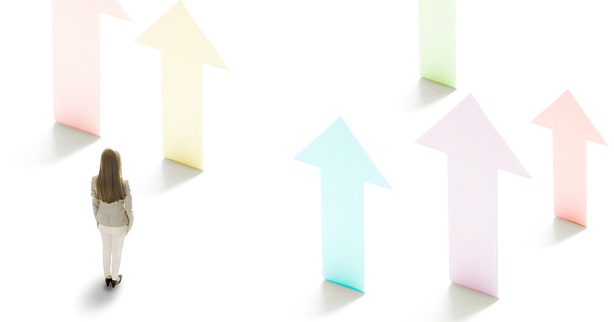 上向きの矢印と女性のミニチュア