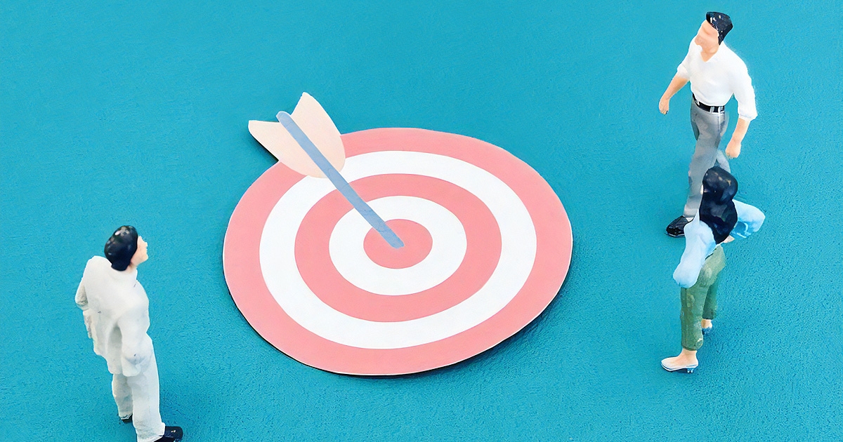 中心が射抜かれた的を眺めるミニチュア