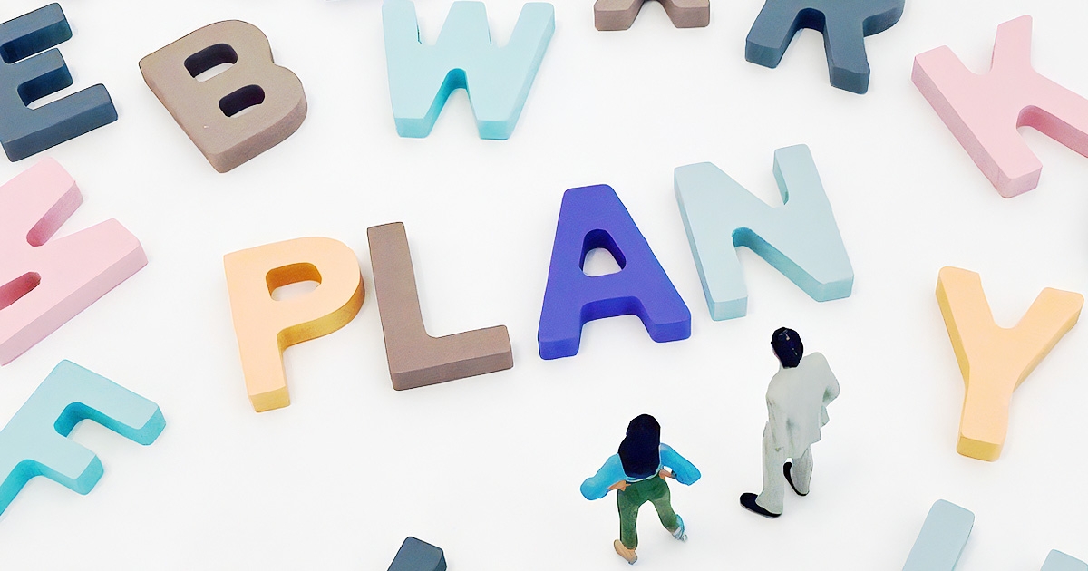 プランの文字と男女のミニチュア