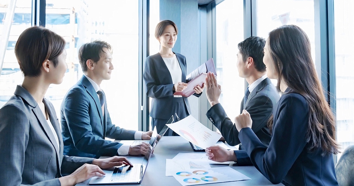 ミーティングを行う社員
