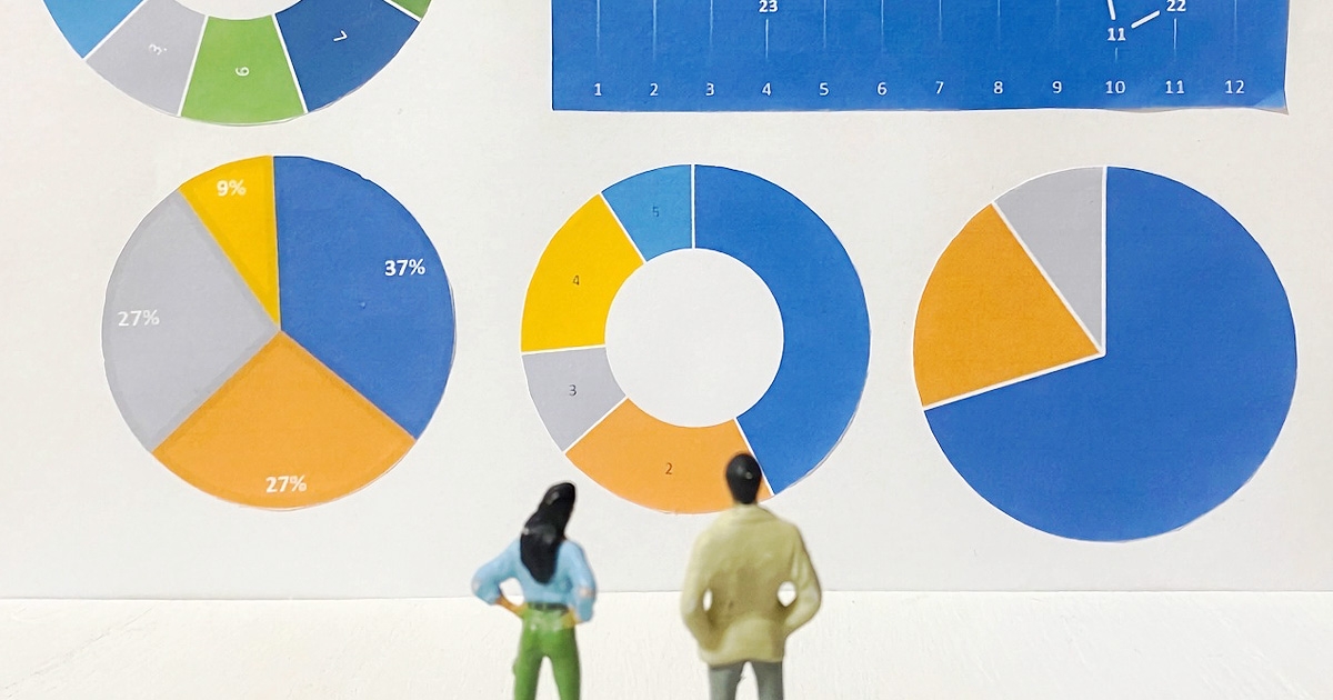 グラフを見つめる男女のミニチュア