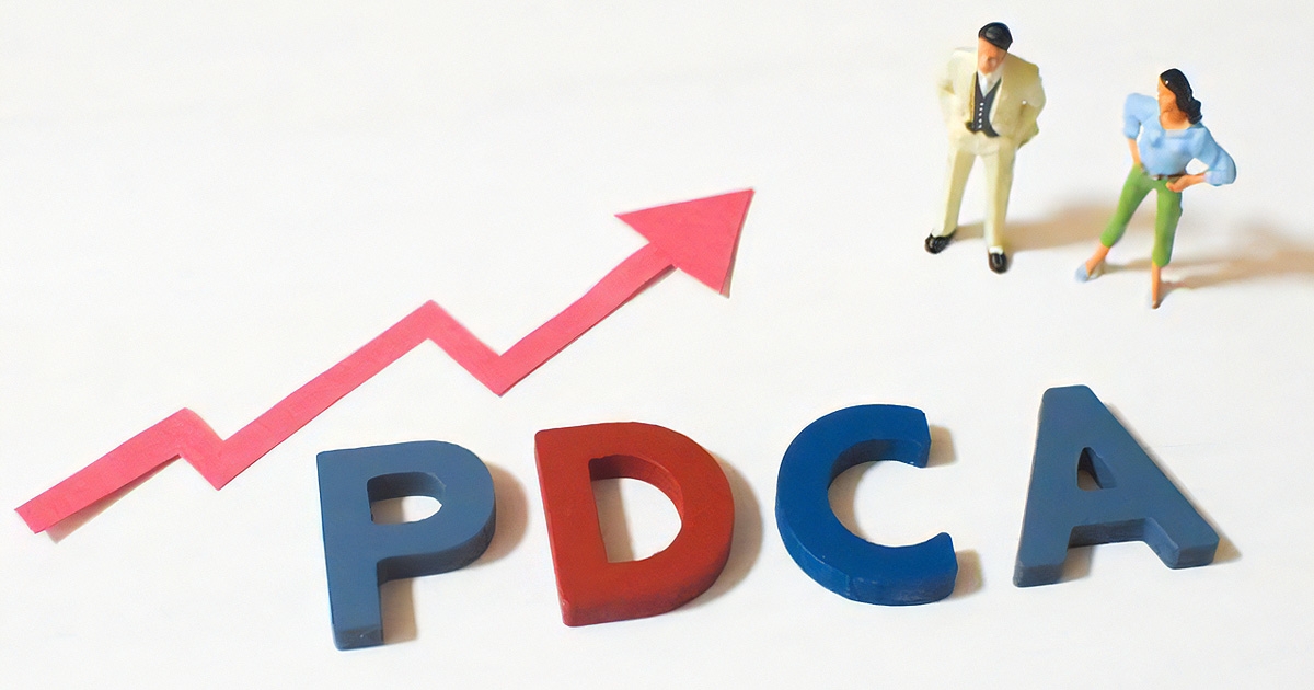 PDCAの文字とミニチュア