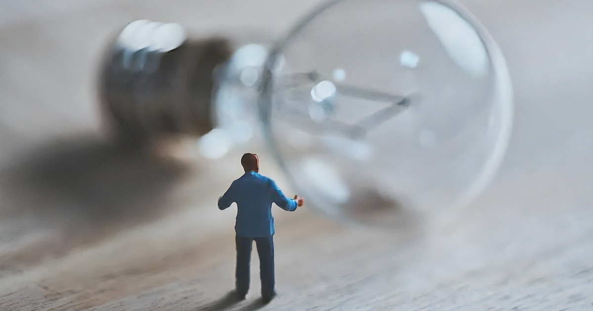 電球とミニチュアの男性