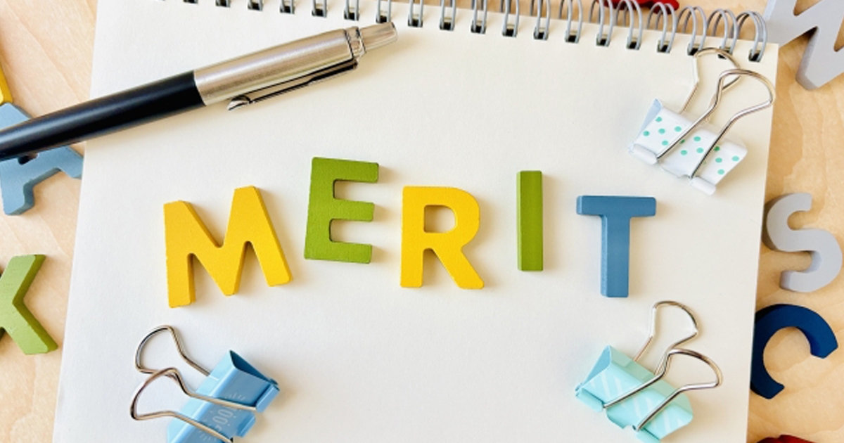 MERITの文字とクリップとペン