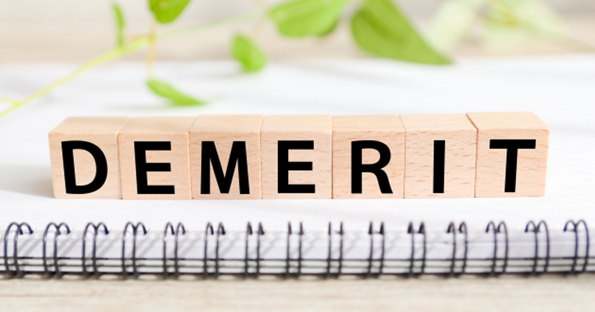 DEMERITの文字が書かれた木のブロック