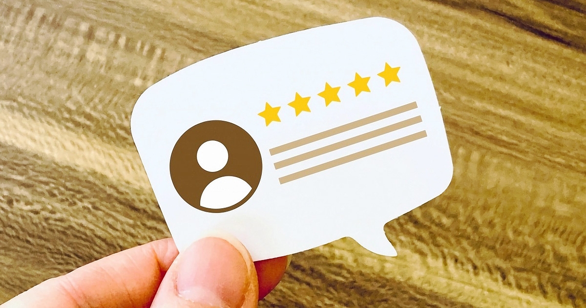 口コミの吹き出しを持つ手