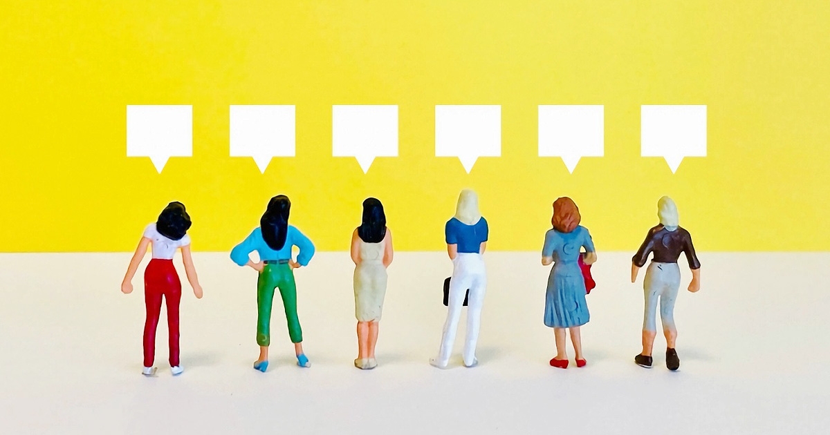 ミニチュアの女性と吹き出し