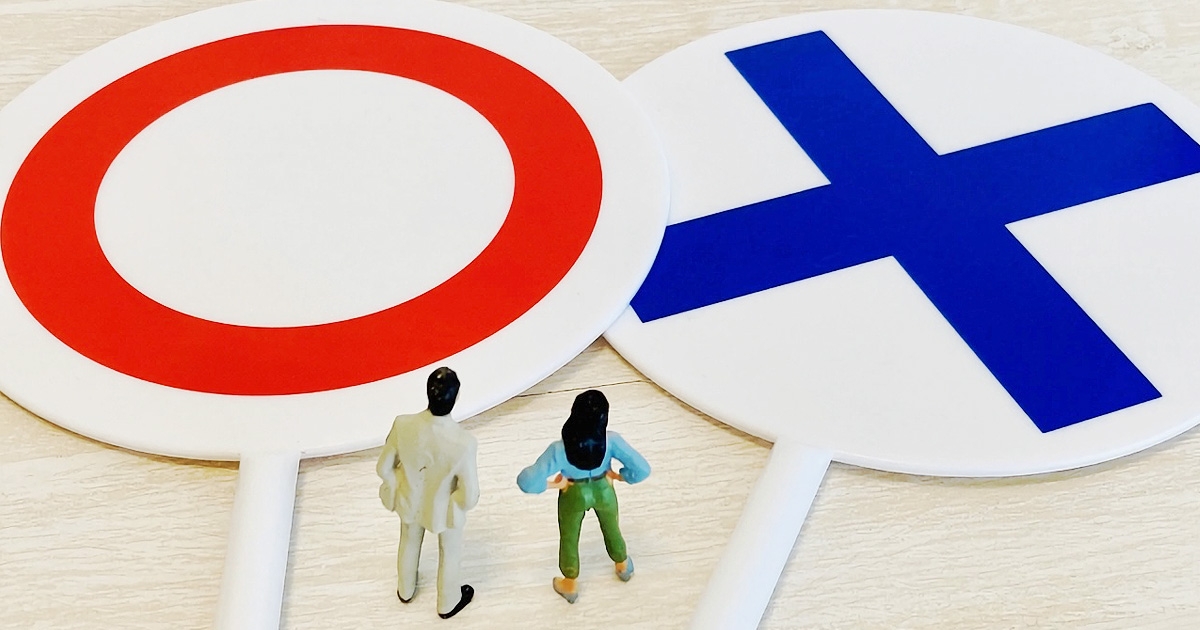 丸とバツの前に佇むミニチュア