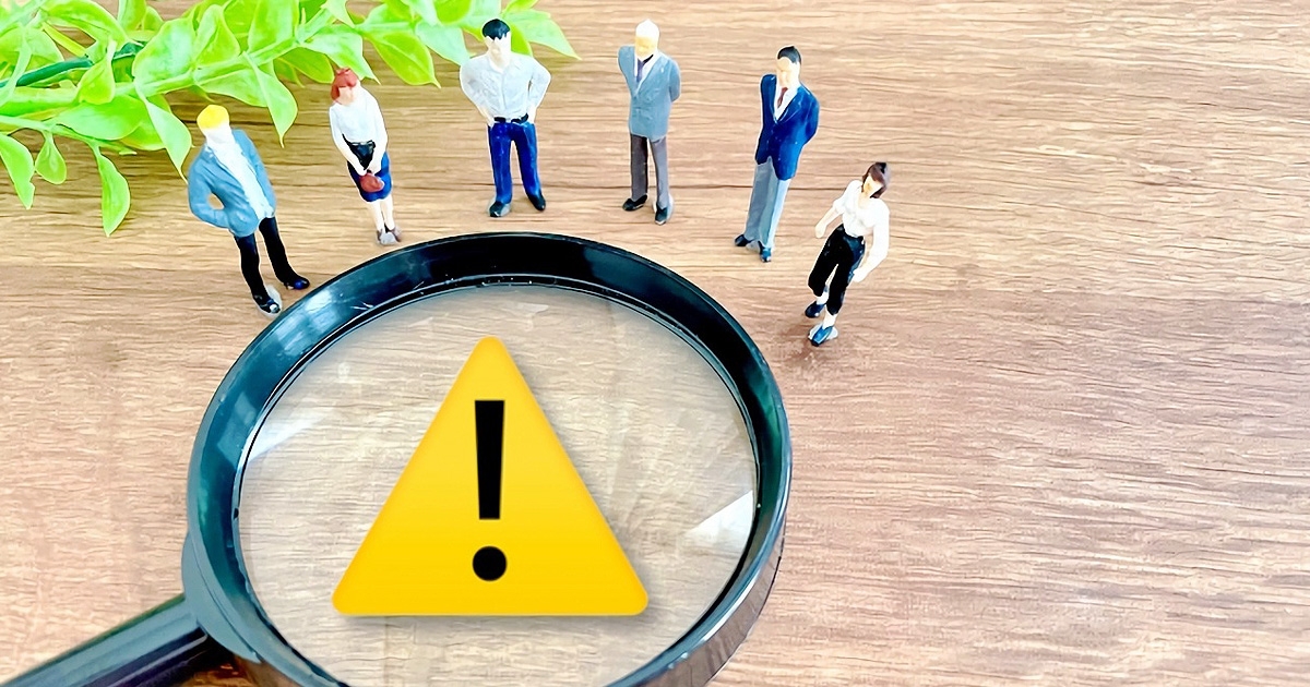 注意マークと虫眼鏡