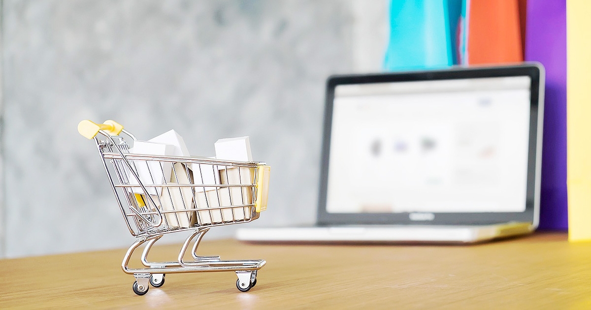 ノートパソコンとショッピングカートのミニチュア