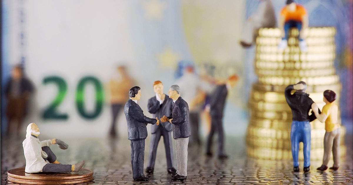 ミニチュアの人々と金貨