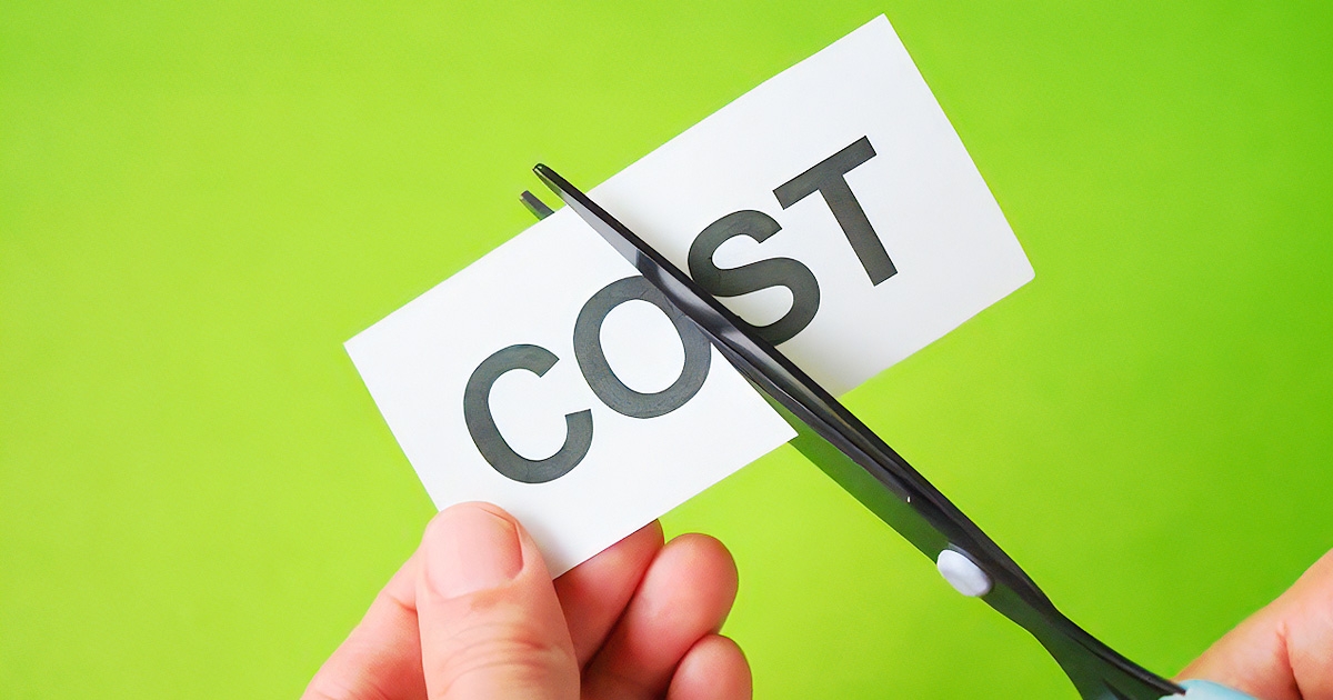 コストと書かれた紙にハサミを入れる