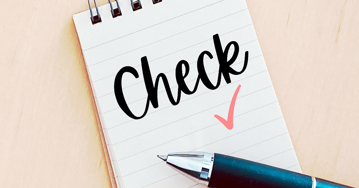 メモに書かれたチェックの文字