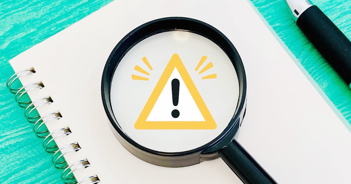 感嘆符マークと虫眼鏡