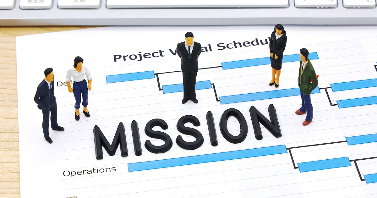 ミッションの文字とビジネスマンのミニチュア
