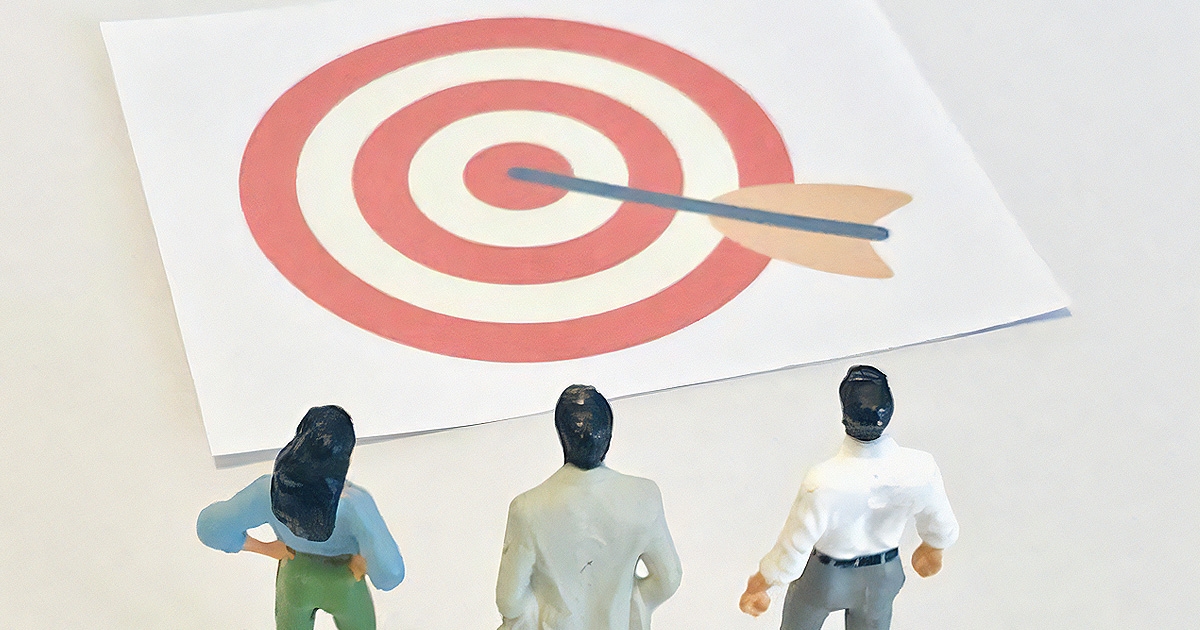 射抜かれた的を眺めるミニチュア