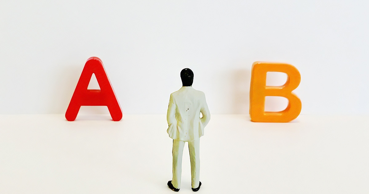 AとBの文字を眺めるミニチュア