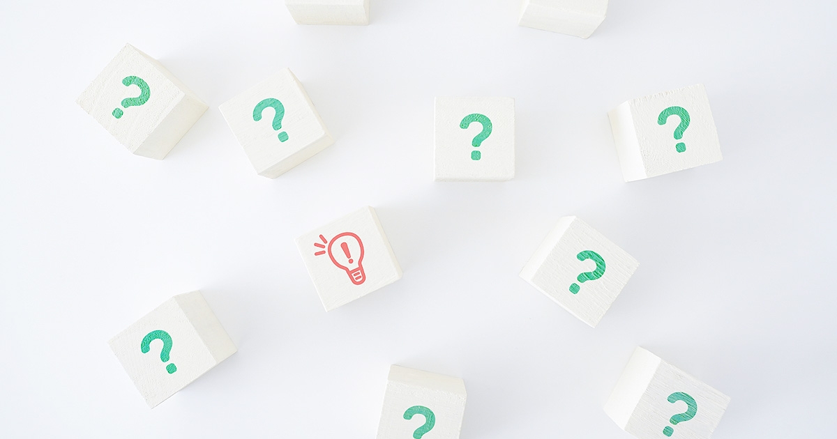 疑問符と電球のイラストが描かれたブロック