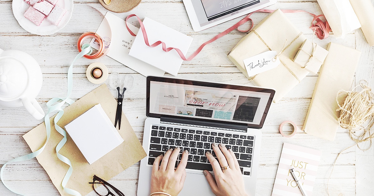 ノートパソコンを操作する手