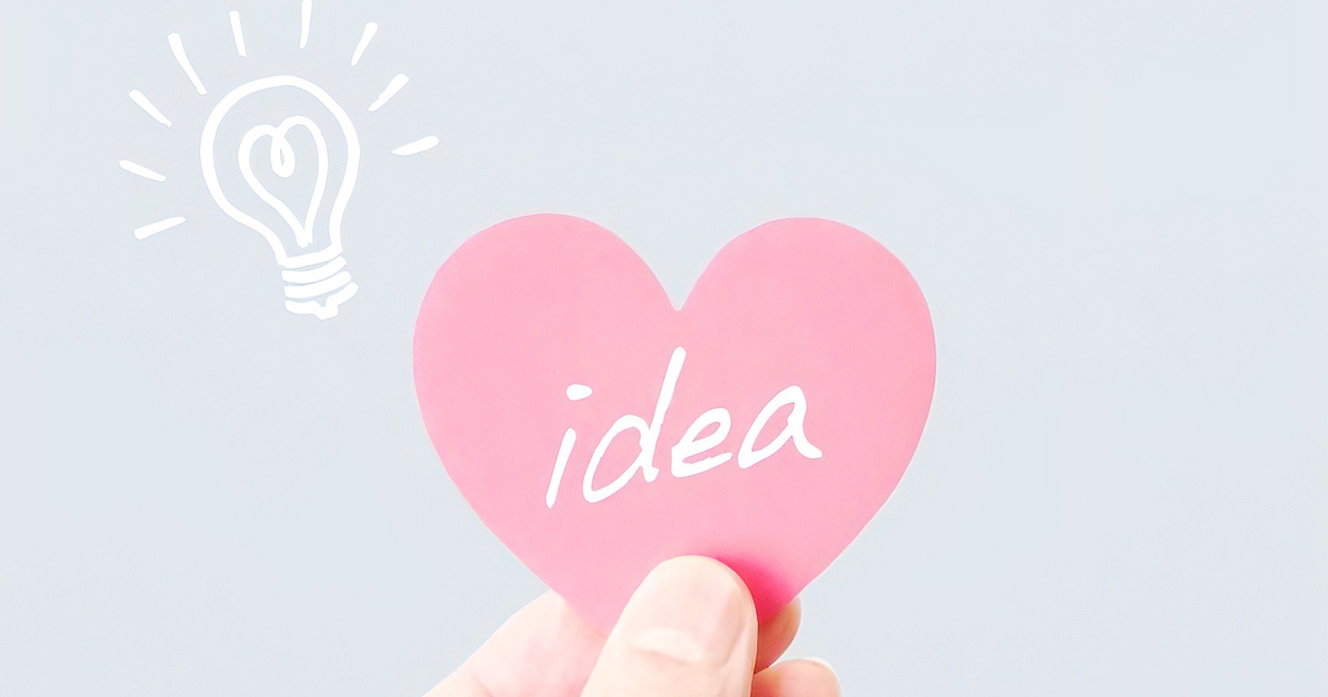 アイデアの文字が書かれたハートと