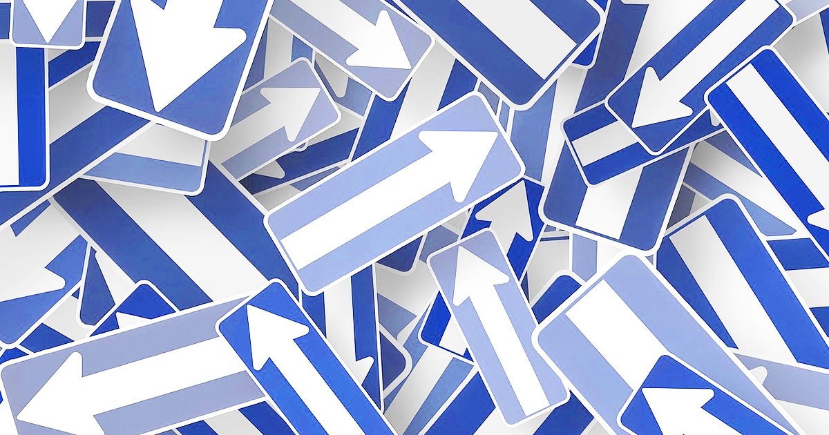 沢山の矢印の看板