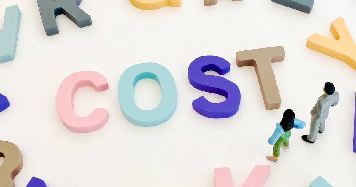 コストの文字を眺める男女のミニチュア