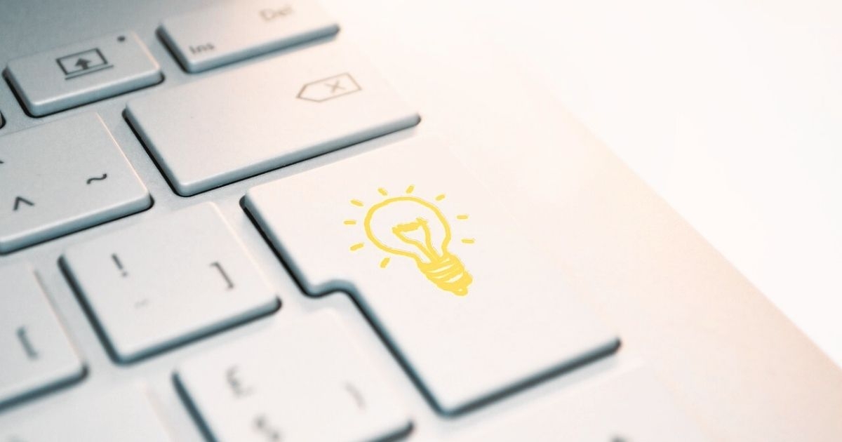 キーボードのキーに描かれた電球マーク