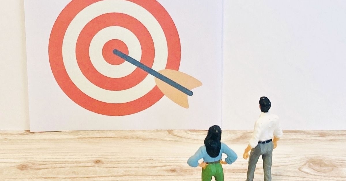 的を射た矢を眺めるミニチュア