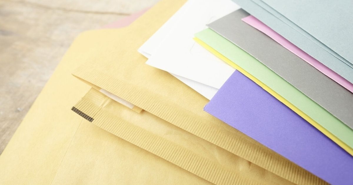 積み重なった封筒