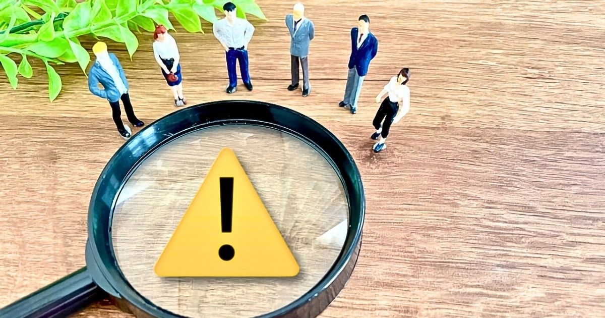 虫眼鏡と注意のマーク