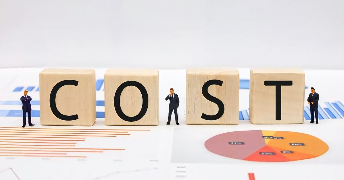 コストの文字とミニチュアの人形